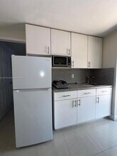 490 W 33rd Pl in Hialeah, FL - Building Photo - Building Photo