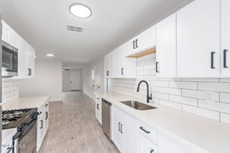 3011 Pine Tree Dr in Bonita Springs, FL - Foto de edificio - Building Photo