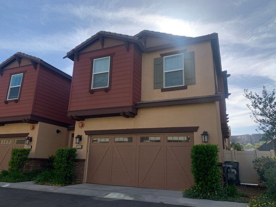 22069 Barrington Way in Santa Clarita, CA - Building Photo