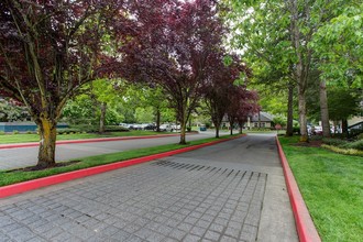 Commons at Creekside Apartments in Hillsboro, OR - Foto de edificio - Building Photo