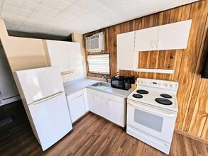 10807 Ulmerton Rd in Largo, FL - Foto de edificio - Building Photo