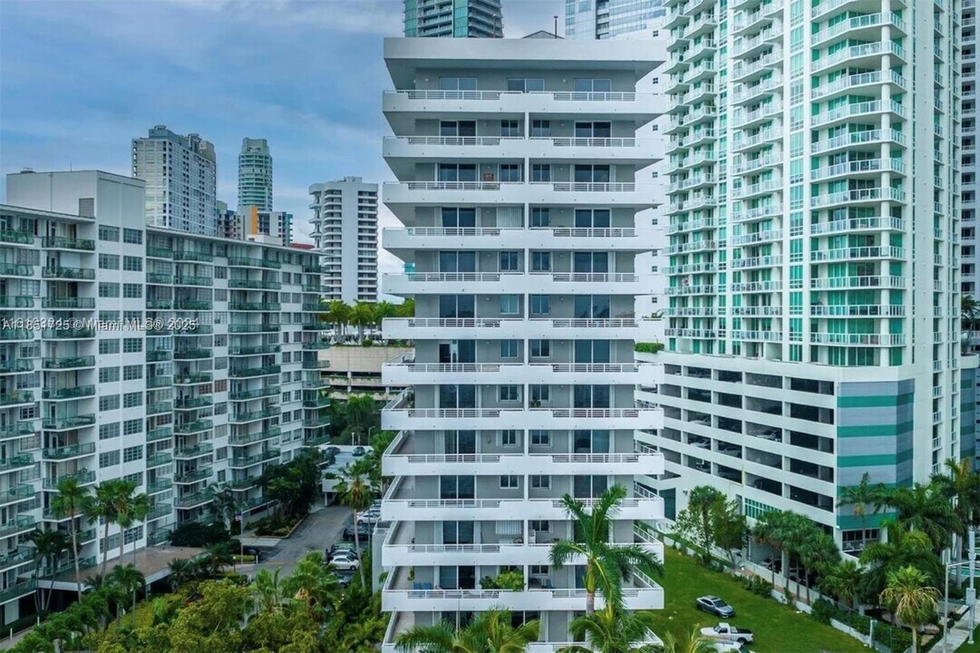 1402 Brickell Bay Dr, Unit 1203 in Miami, FL - Foto de edificio