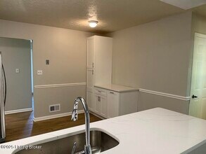 3010 Arjay Ln in Louisville, KY - Building Photo - Building Photo