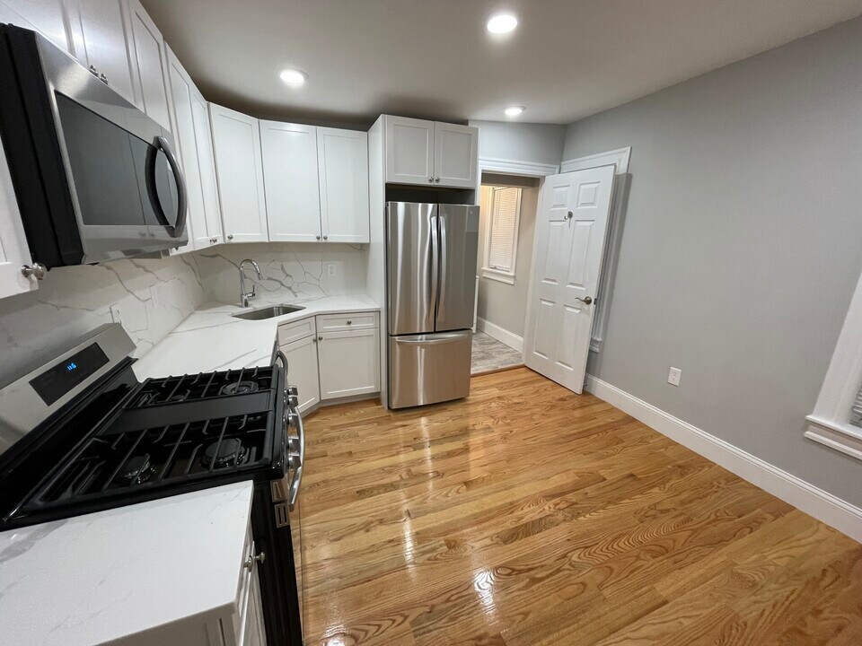 3 Mossland St, Unit 3 in Somerville, MA - Building Photo
