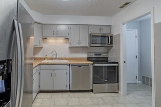 520 Biesterfield Rd in Elk Grove Village, IL - Building Photo - Building Photo