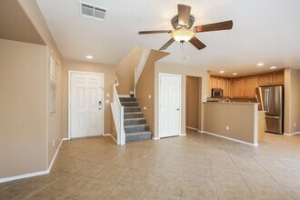 8204 W Wildwood Glen Dr in Las Vegas, NV - Foto de edificio - Building Photo