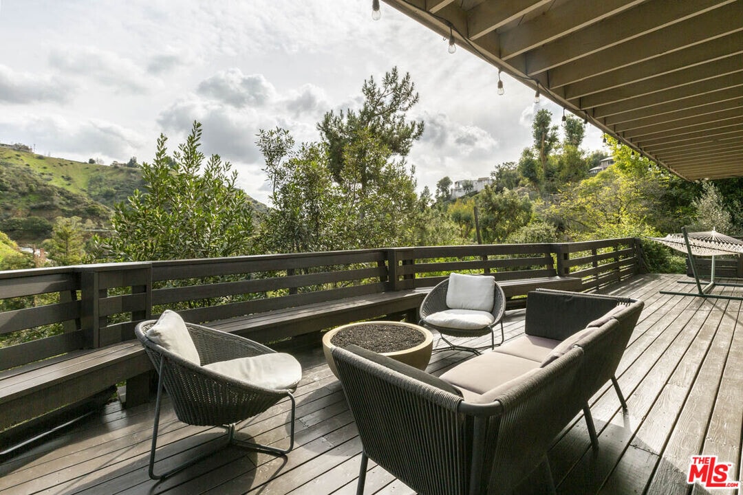 2470 Zorada Dr in Los Angeles, CA - Building Photo