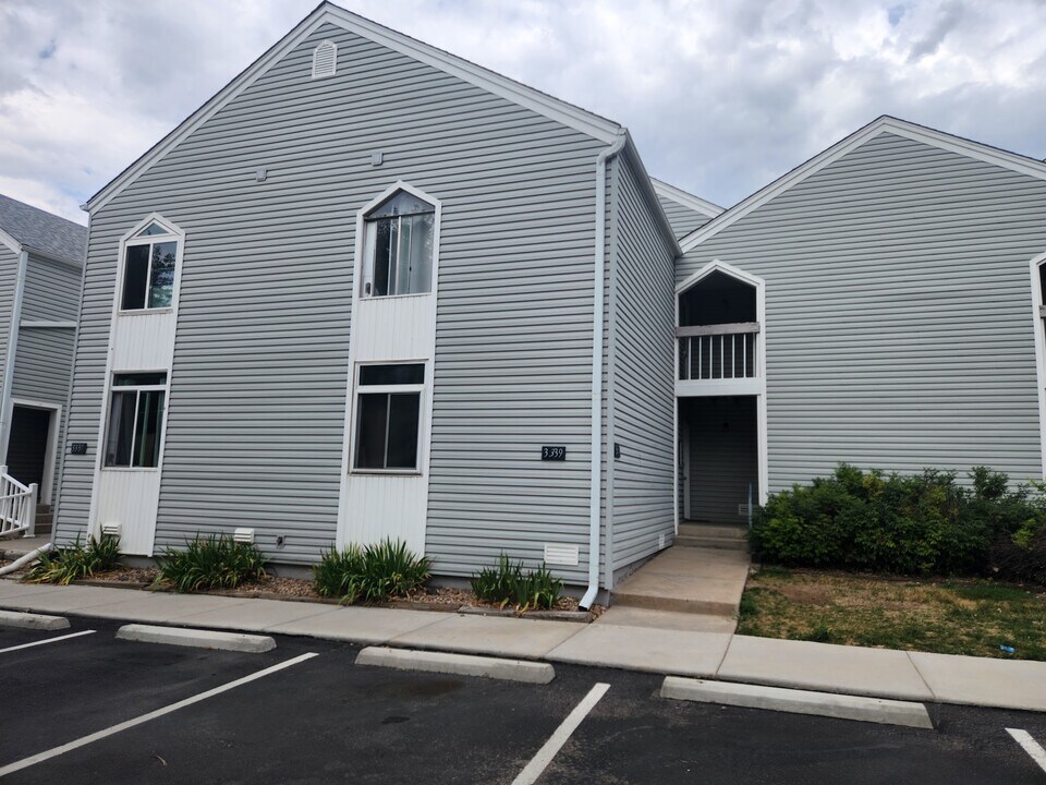 3339 S Monaco St Pkwy in Denver, CO - Building Photo