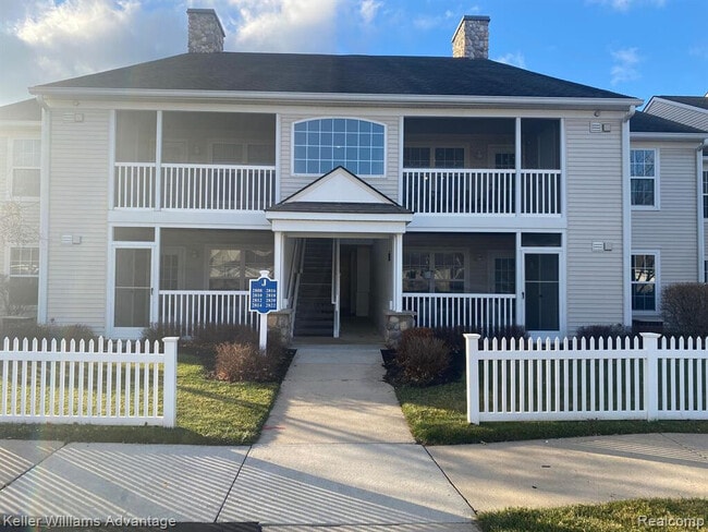 property at 2822 S Knightsbridge Cir