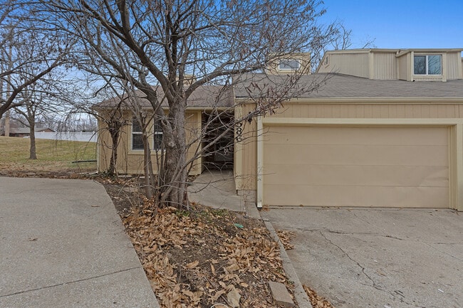 586 NW Valleybrook Rd in Blue Springs, MO - Building Photo - Building Photo