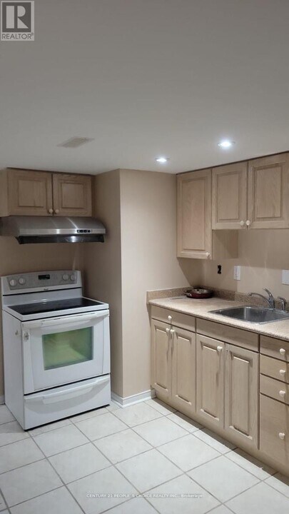 5545 Northrise Rd in Mississauga, ON - Building Photo