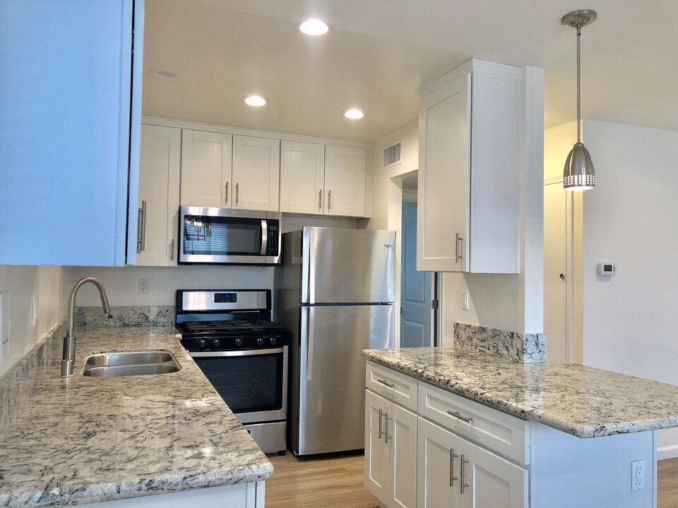 1612 Bundy S Dr, Unit 2 in Los Angeles, CA - Building Photo