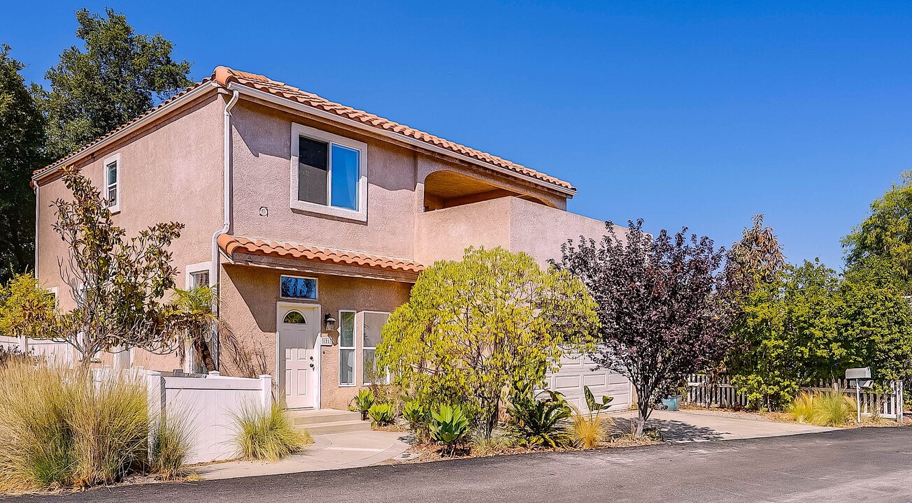 121 Navajo Ln in Topanga, CA - Building Photo