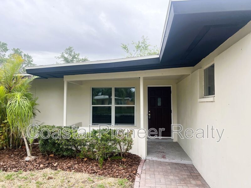 2489 Del Rio Way in Dunedin, FL - Building Photo