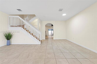 3268 W 92nd Pl in Hialeah, FL - Foto de edificio - Building Photo