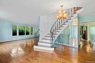 13 Whitney Cir in Glen Cove, NY - Building Photo - Building Photo