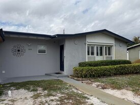 309 Henthorne Dr in Lake Worth Beach, FL - Building Photo