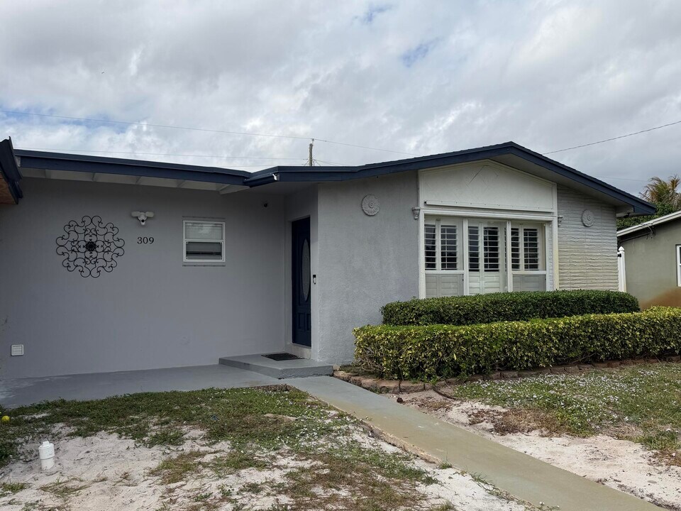 309 Henthorne Dr in Lake Worth Beach, FL - Building Photo