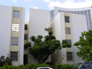 451 NE 35th St in Miami, FL - Foto de edificio - Building Photo