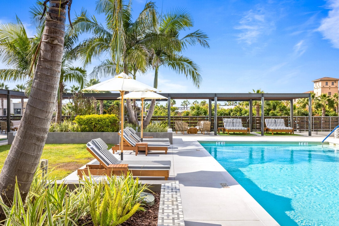 Runway in Playa Vista, CA - Building Photo