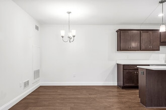 Saw Mill Square Apartments in North Kingstown, RI - Foto de edificio - Building Photo