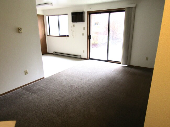 2424 University Place in Cheney, WA - Foto de edificio - Building Photo