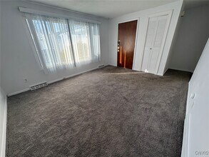 519 Sunflower Dr in Liverpool, NY - Building Photo - Building Photo