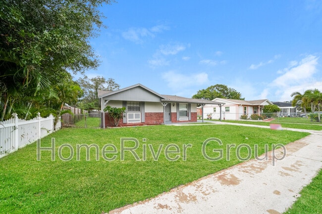 6561 W Shore Cir in Tampa, FL - Building Photo - Building Photo