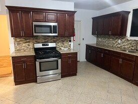 11 Meadow St, Unit 1st Floor in Bayonne, NJ - Building Photo