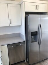 745 Domingo Dr in Newport Beach, CA - Building Photo - Building Photo