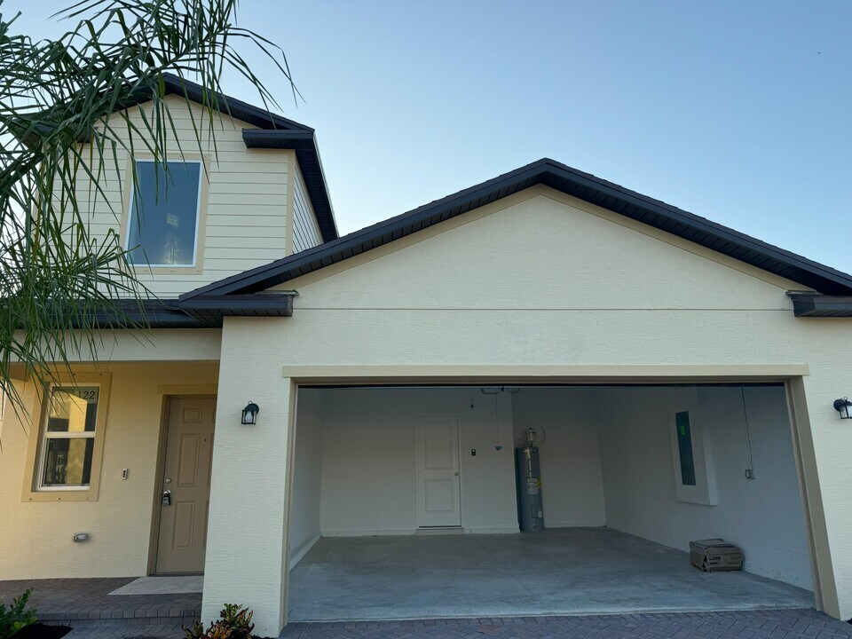664 Carlyle Wy in Fort Pierce, FL - Building Photo