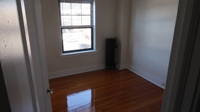 735 W Junior Terrace in Chicago, IL - Building Photo - Building Photo