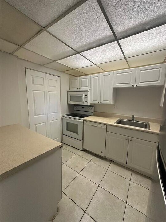 7820 Colony Cir S, Unit 203 in Tamarac, FL - Foto de edificio