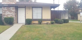 2804 N Half Moon Dr in Bakersfield, CA - Building Photo