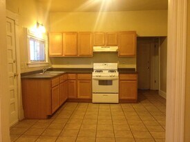 2235 S Robinson Ave, Unit LOWER in Milwaukee, WI - Building Photo