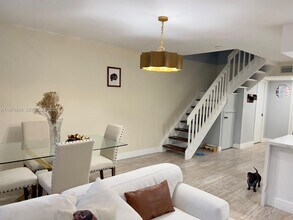 568 N University Dr in Plantation, FL - Building Photo - Building Photo