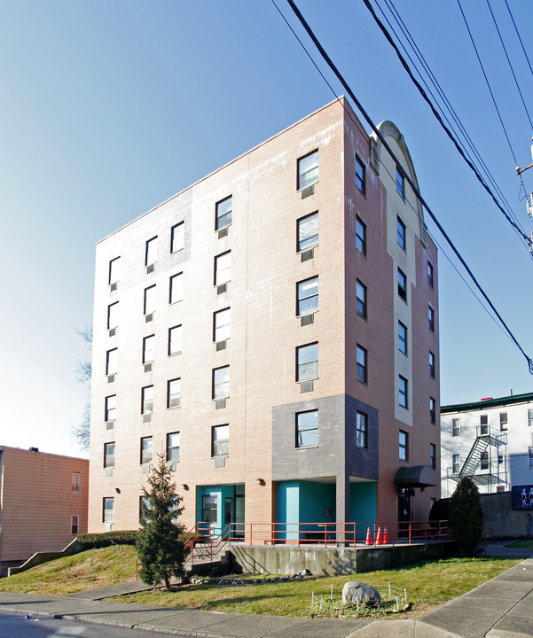 Travers House in Yonkers, NY - Building Photo