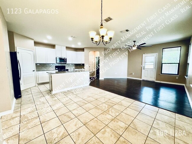 1123 Galapagos in San Antonio, TX - Building Photo - Building Photo