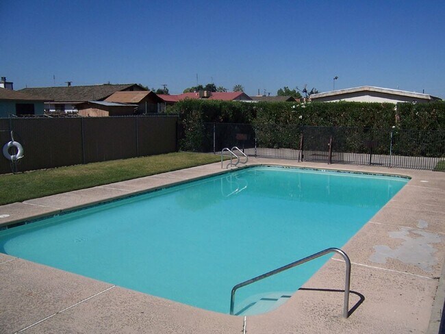900 Susan Dr in Delano, CA - Building Photo - Building Photo