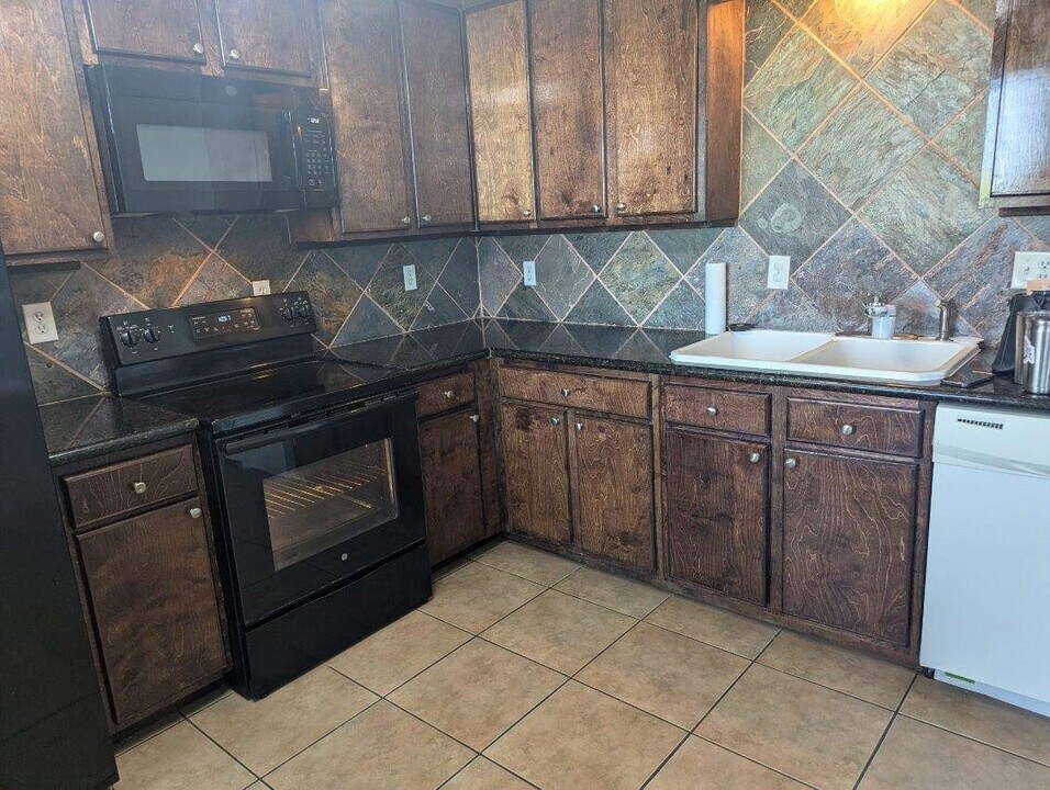 6500 S Farm-to-Market 565 Rd in Baytown, TX - Building Photo