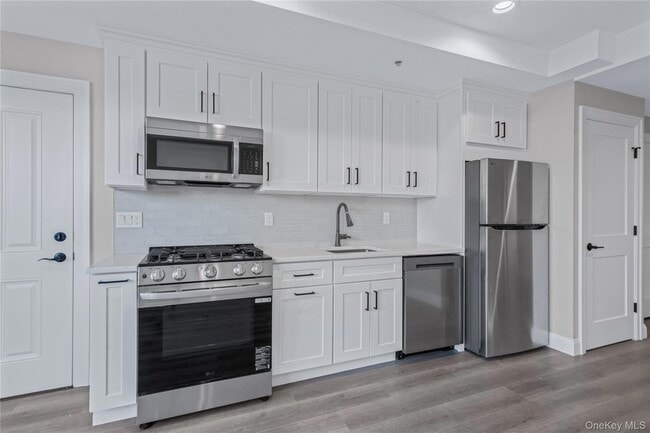 110 School St, Unit 2 in Glen Cove, NY - Foto de edificio - Building Photo