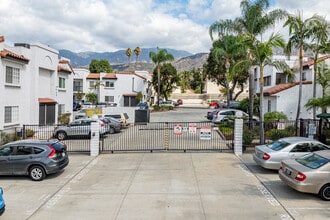 Huntington Oaks Village 55+ Senior Community in Duarte, CA - Foto de edificio - Building Photo