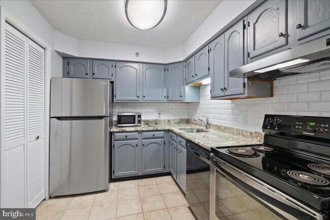 property at 1301 N Courthouse Rd