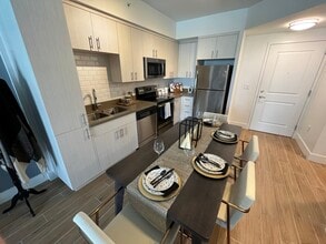 2131 NE 167th St, Unit A1 in North Miami Beach, FL - Foto de edificio - Building Photo