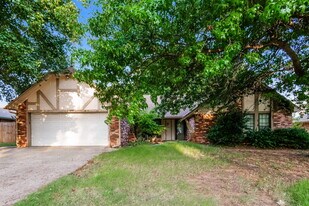 9713 Hummingbird Ln in Oklahoma City, OK - Building Photo