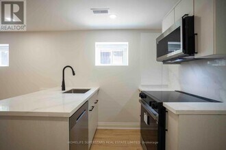 15 Shademaster Ct in Toronto, ON - Building Photo - Building Photo