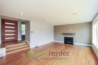 13556 Riviera Pl NE in Seattle, WA - Building Photo - Building Photo