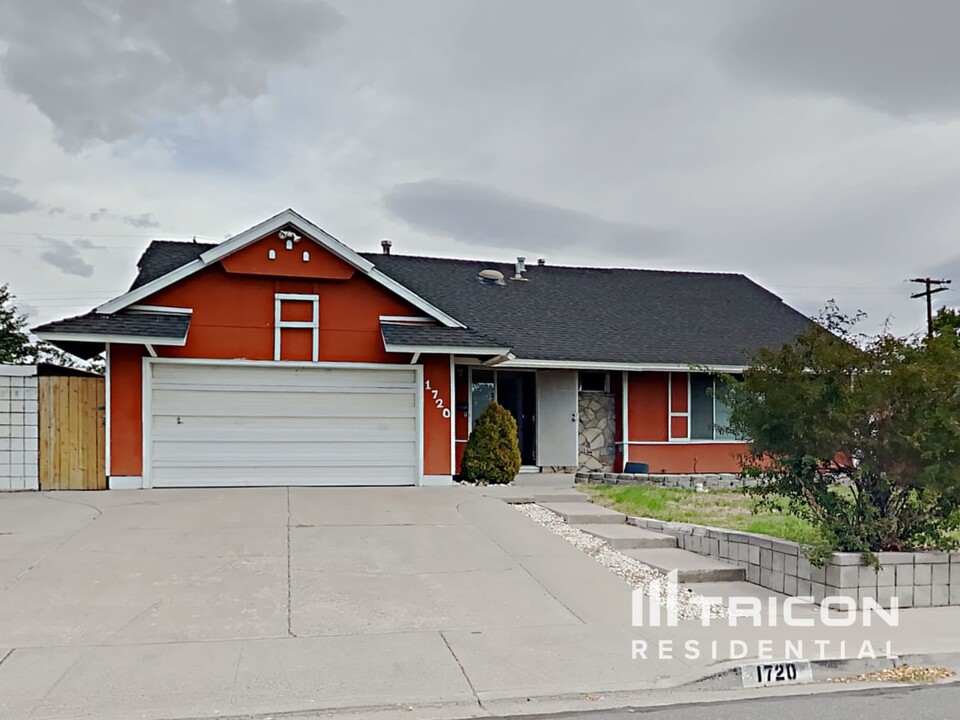 1720 Trabert Way in Sparks, NV - Building Photo