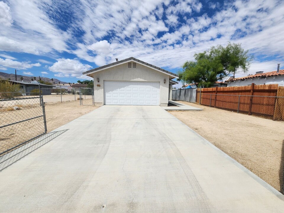 6442 Smoketree Ave in Twentynine Palms, CA - Foto de edificio