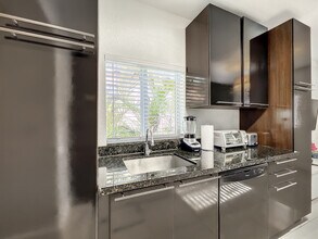 2724 SW 36th Ave, Unit D in Miami, FL - Foto de edificio - Building Photo